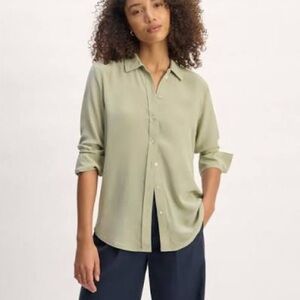 Everlane The Must-Have Shirt in Washable Silk size 4, Sage Green